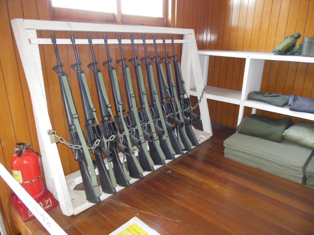 憲兵隊中隊内務班の建物内にある銃の模型